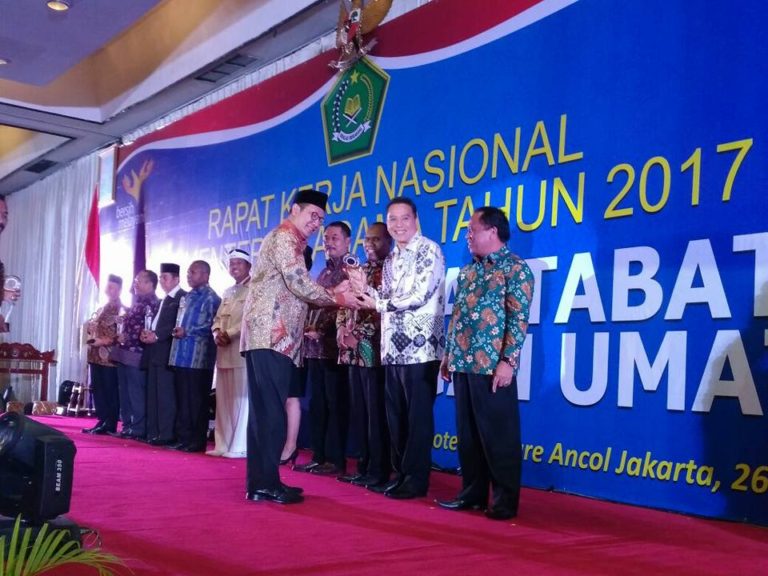 KOTA TOMOHON JADI YANG PERTAMA DI SULUT, TERIMA “HARMONY AWARD”